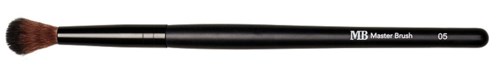 En svart makeup-borste märkt "Master Brush 05" med ett fluffigt, runt topp och tunn skaft.