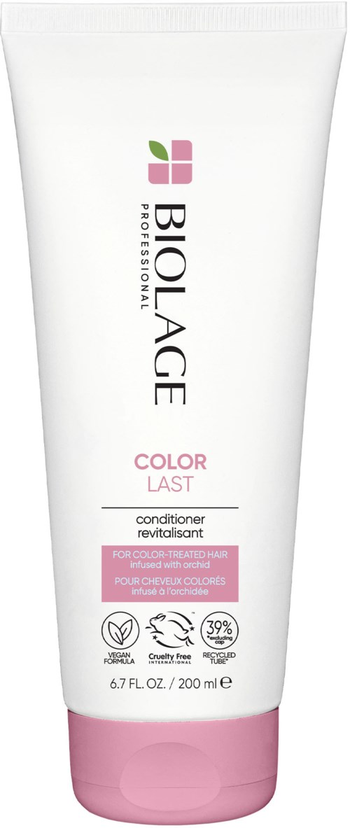 En hvit og rosa tube med Biolage Color Last-balsam for hår; har logo, produktdetaljer og sertifiseringsikoner.