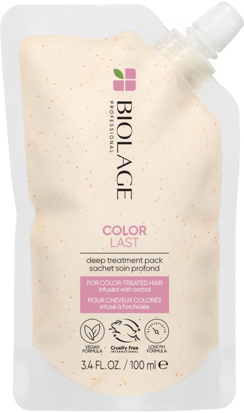En beige pose inneholder Biolage Color Last dypt behandling for farget hår, med skrulokk på toppen.