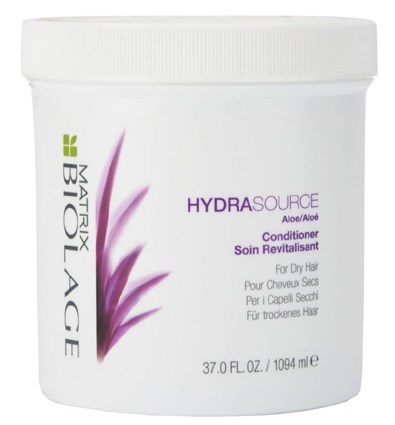 En vit behållare av Matrix Biolage HydraSource balsam med lila och gröna etikettaccenter.
