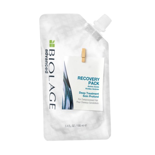 En vit flexibel påse med snåläppe, märkt 'Biolage Advanced Recovery Pack' för skadat hår.