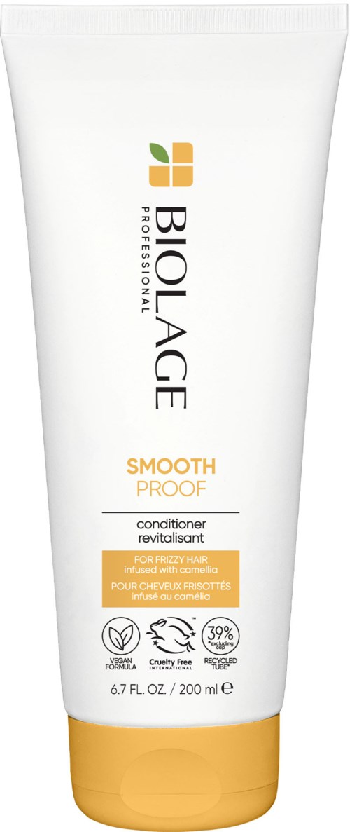 En vit tub med Biolage balsam för hår, med guldlock och orange detaljer, märkt som slät och mot busighet.