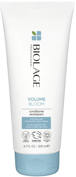 En vit hårvårdsrör med texten 'Biolage Volume Bloom' och blått lock, visar en logga och certifieringar.