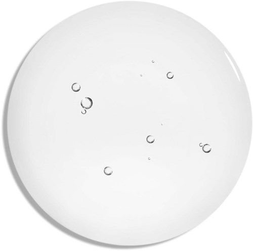 Små bubblor flyter i en klar vätska i en rund behållare.