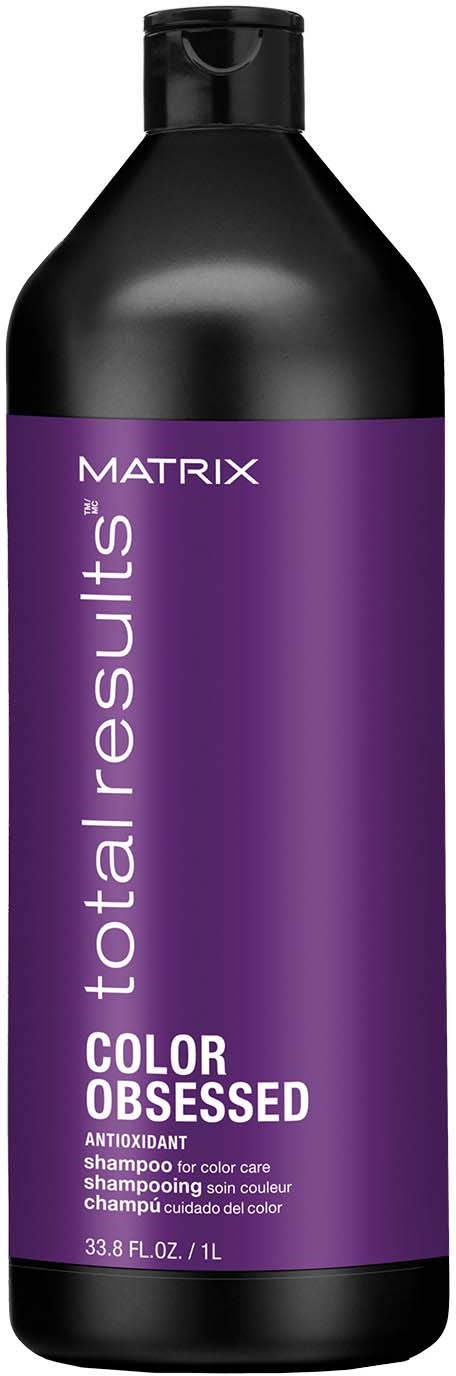 En svart flaska med en lila etikett som säger "total results" och "color obsessed". Den är för schampo och hårvård.