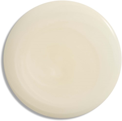 En rund beige tallrik med glänsande yta och utan dekor.