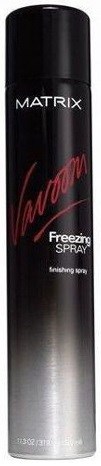 Czarny spray do włosów marki Matrix z czerwonym i białym tekstem, oznaczony 'Freezing Spray', do wykończenia fryzury.