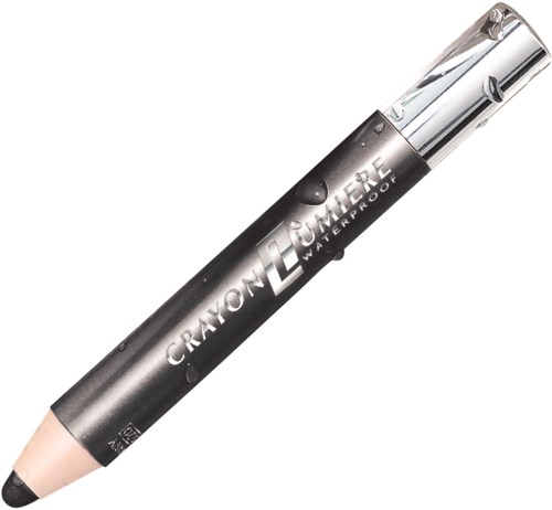 Musta vesitiivis meikkikynä hopeisella suojuksella, merkitty 'Crayon Lumière Waterproof' ja sivulla pieni painike.