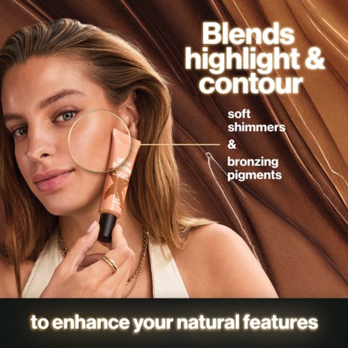 En kvinna använder en liten enhet på kinden som framhäver huden med skimmer, contour och solbrännepigment.