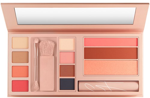 En makeup-palett med rouge, ögonskuggor och borstar i ett rosa skal.