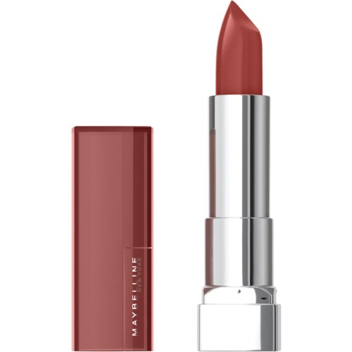 Ein Lippenstift in roter Farbe in einem silbernen Gehäuse neben einer pinken Maybelline-Box.