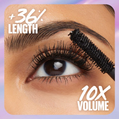 Close-up van een oog met verlengde en volumineuze wimpers door mascara.