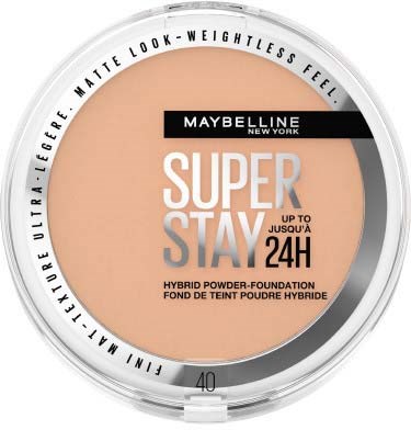 Maybelline-logga på en rund sminkproduktbehållare med beige puder inuti.