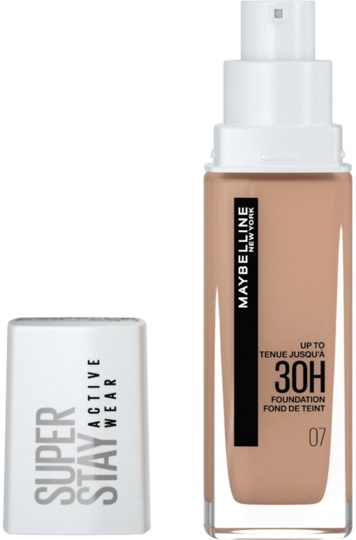 Flasche mit Maybelline Foundation mit Pumpe und weißem Deckel vorne, und weißer Deckel mit schwarzem Text dahinter.