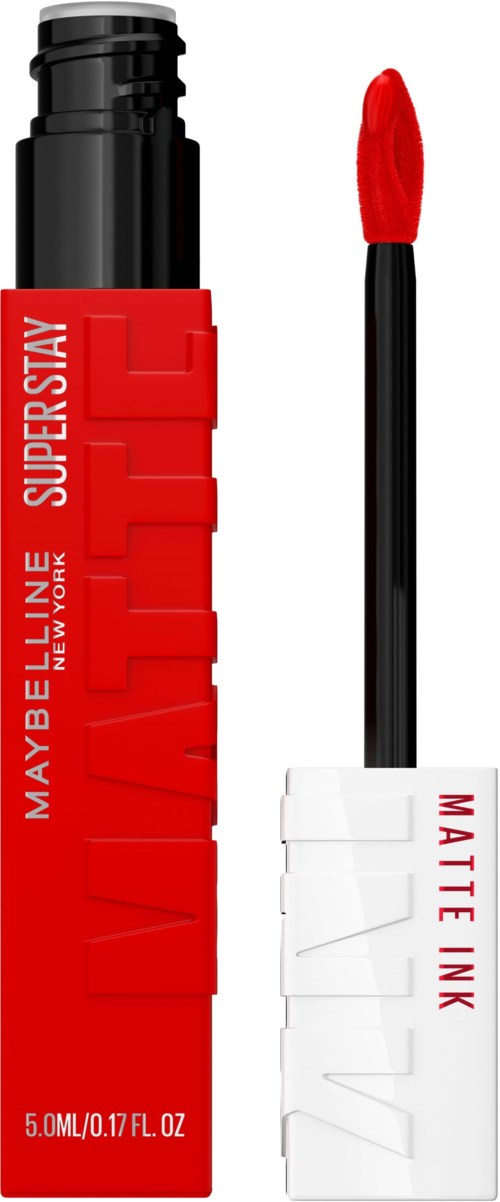 En rød læbepommetubje med mærket Maybelline og en hvid hætte med rød tekst for mat blæk. Applikatoren er vist.