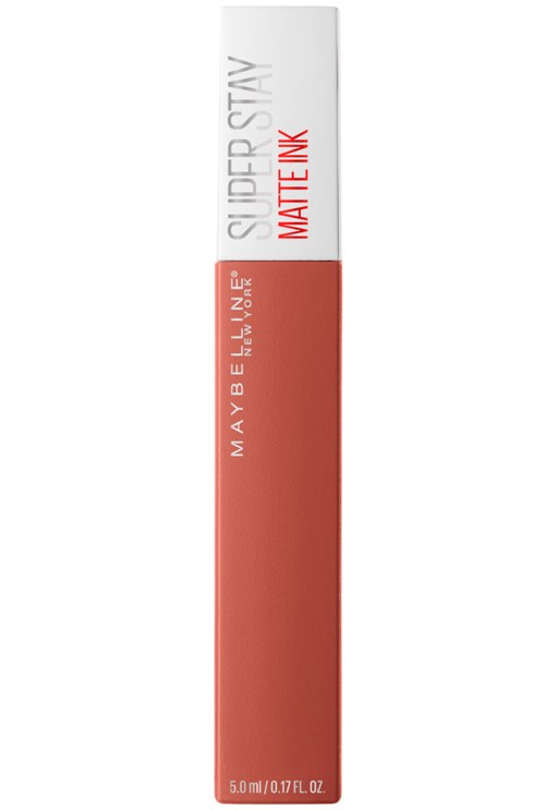 En läppglansrör med vit och röd förpackning, märkt "Matte Ink" och "Super Stay Matt Ink."
