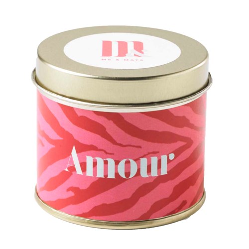 En rund metallboks med rosa og rødt zebra mønster og en etikett som sier "Amour".