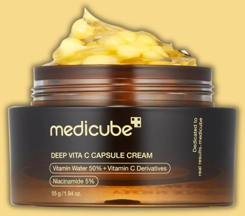 En brun krukke med dyp vitamin C-kapselkrem med gul krem på toppen, merket Mediqube, med vekt på vitaminvann og niacinamide.