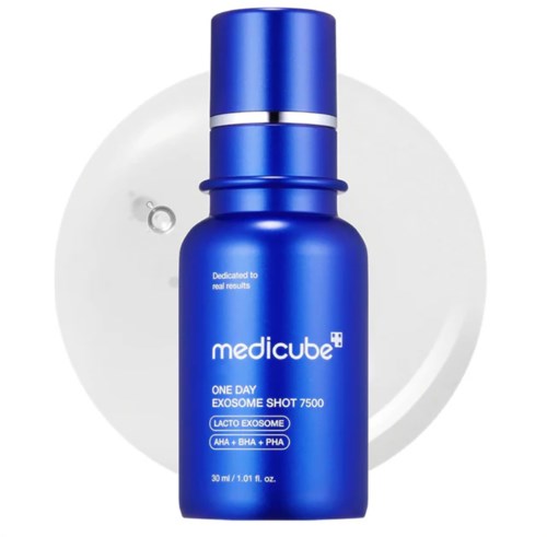 Blå sylindrisk flaske merket 'medicube' med tekst om hudpleie og ingredienser. Plassert på hvit bakgrunn.