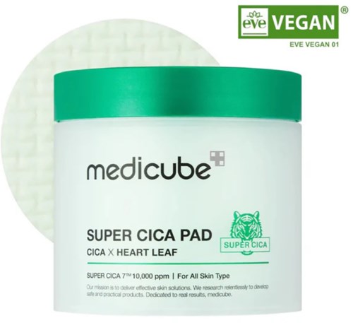 En hvid beholder med mærket 'medicube SUPER CICA PAD' med grøn og sort tekst, med en tigerlogo og 'VEGAN' øverst.