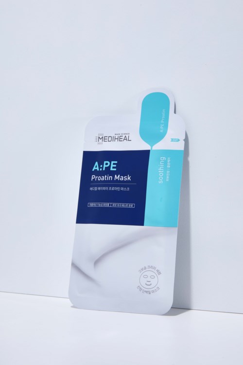 En pakke Mediheal A:PE Proatin Mask til at berolige huden. Hvid og blå farver med tekst og et ansigtsikon.