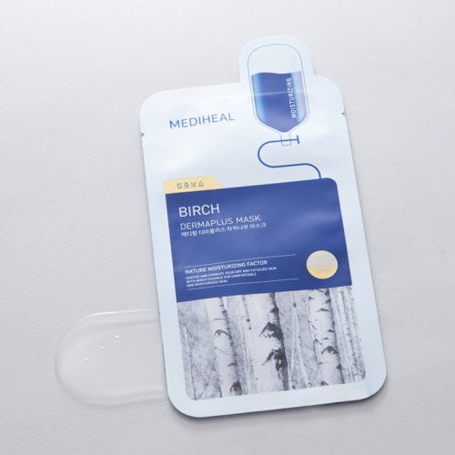 Eine Gesichtsmaske in Verpackung mit Birkendesign und blauer Beschriftung, zeigt es ist feuchtigkeitsspendend und für Hautpflege.