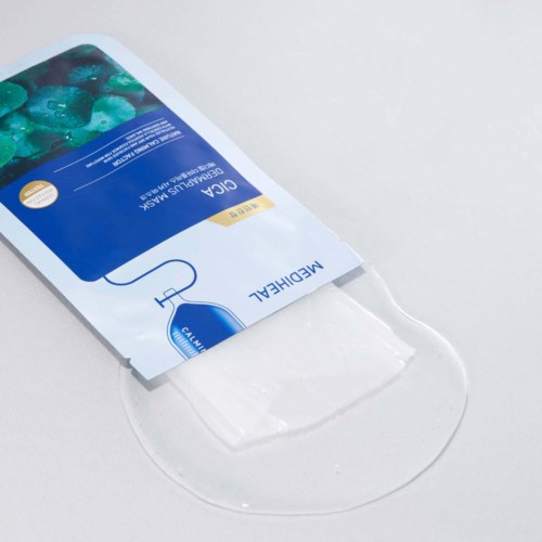 Eine medizinische Probenverpackung mit einem Etikett, verbunden mit einer klaren Flüssigkeit, liegt auf einer weißen Oberfläche.