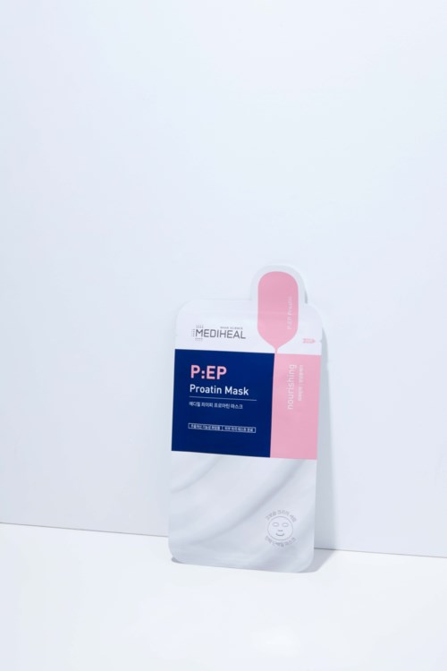 Biała i różowa ponownie zamykana torebka z napisem P.EP Protein Mask na białym tle.