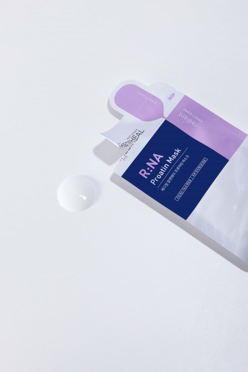 Et pakket merkert 'RNA Protein Mask' med en lilla og blå design på en hvit bakgrunn.