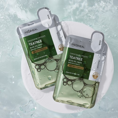 Två ansikts masker i tårtaform med bubblor inuti visas på en vit tallrik i vatten.