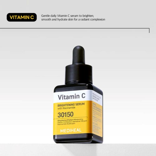Eine kleine schwarze Flasche mit Tropfer, beschriftet Vitamin C Brightening Serum, auf einer weißen Oberfläche.