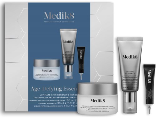 Medik8 hudpleiesett med kremer og serum i hvitt og sølv emballasje.