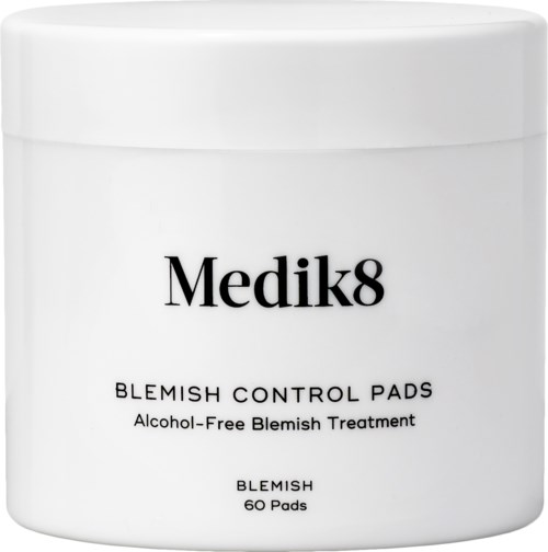 En hvit boks merket 'Medik8 Blemish Control Pads' med 60 alkoholfrie blemish-behandlingsputer.