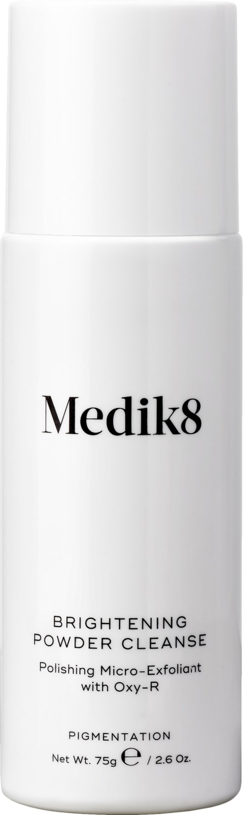 En vit flaska märkt Medik8 Brightening Powder Cleanse, med information om användning och ingredienser.
