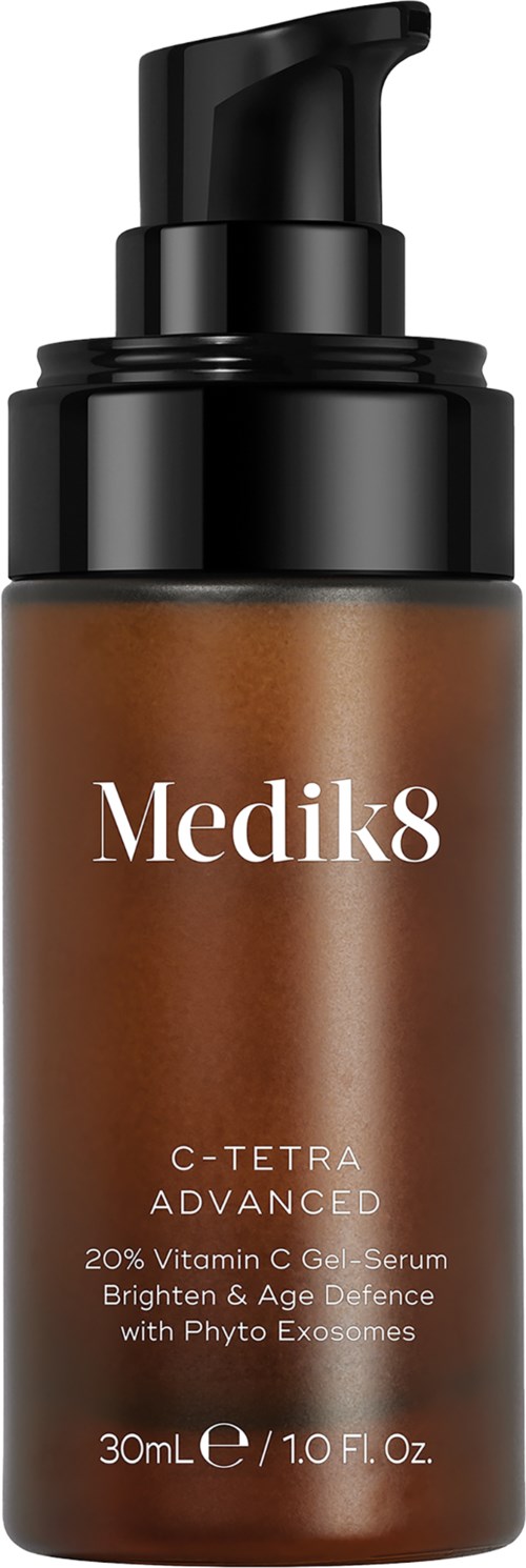 Braune Hautpflegeflasche mit schwarzem Pumpkopf, beschriftet Medik8 C-Tetra Advanced, enthält Vitamin C Serum zur Hautaufhellung.