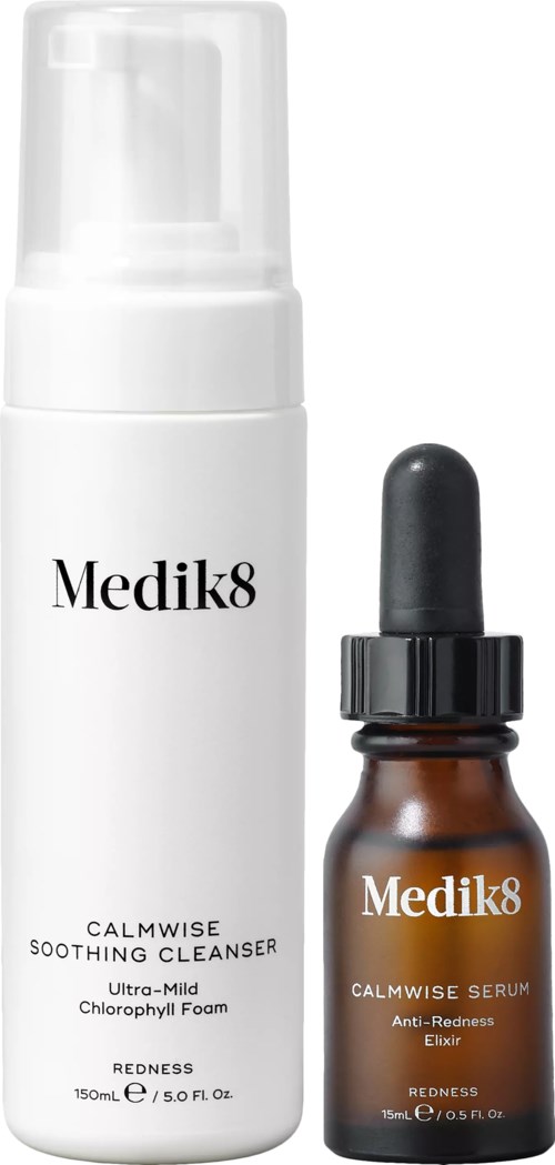 En vit flaska Medik8 lugnande rengöring och en mindre brun flaska serum med pipett.