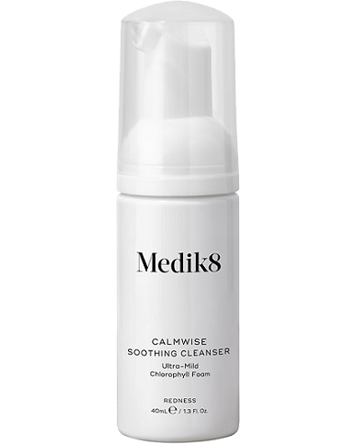 En vit flaska med pump, märkt Medik8 Calmwise lugnande rengöring, 40 ml, för lugn och rodnad.