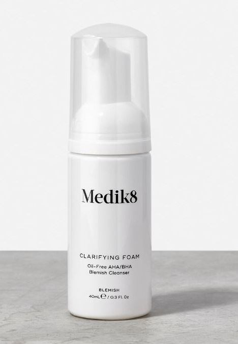 Eine weiße Flasche mit der Aufschrift 'Medik8 Clarifying Foam', verwendet zur Hautreinigung.