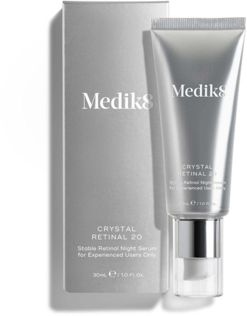 En silverfärgad tub med nattserum och silverlock, bredvid en vit förpackning, märkt Medik8 Crystal Retinal 20.