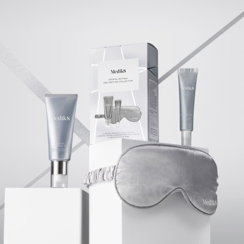 Medik8 hudvårdsprodukter, inklusive ansiktsmasker och krämer, är arrangerade med en sovmask i elegant förpackning.