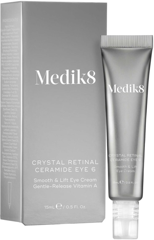En silverfärgad tub och en grå box för Medik8 Crystal Retinal Ceramide Eye 6 ögonkräm. Boxen har vit text.