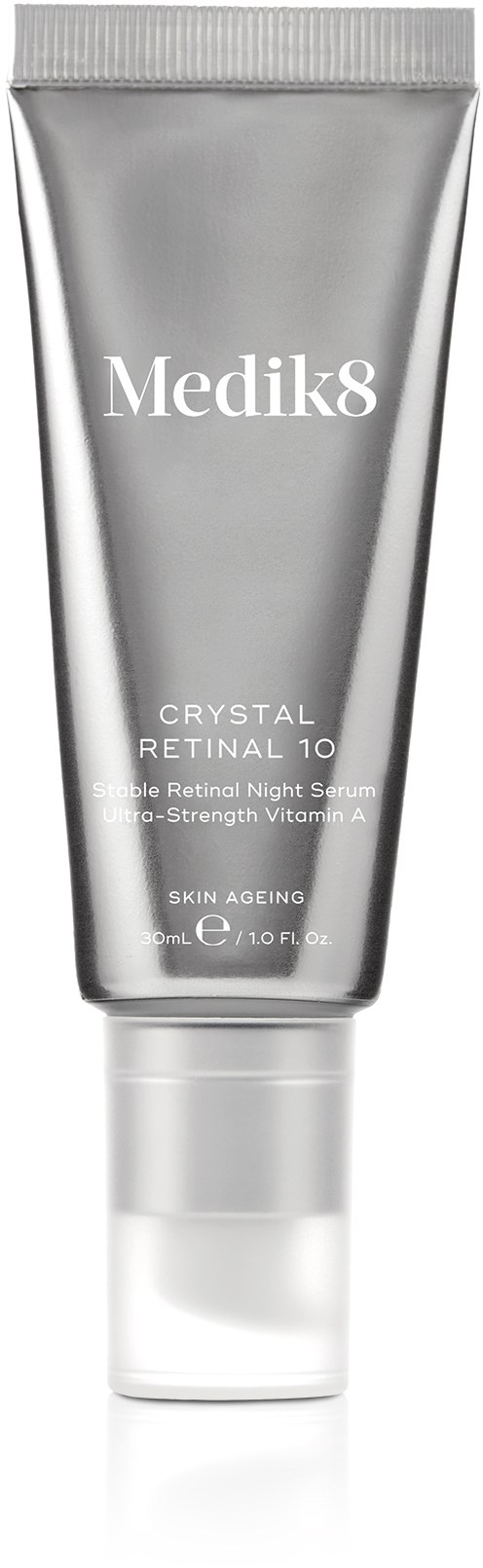 En kosmetikkrör med Medik8-logotypen, nämner Crystal Retinal 10 och fördelar för åldrande huden, i silver och vitt.