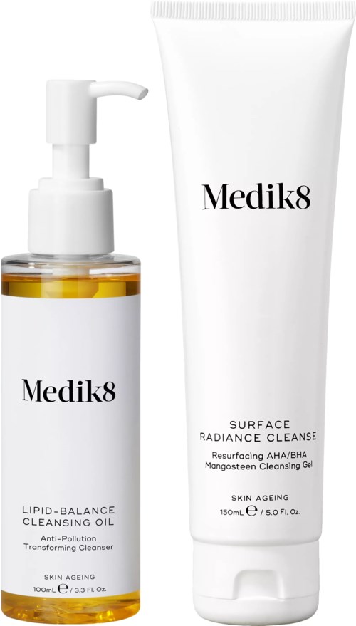 Zwei Hautpflegeprodukte, eins in einer Pumpflasche und eins in einer Tube, beide mit Medik8 beschriftet, für Reinigung und Hautpflege.