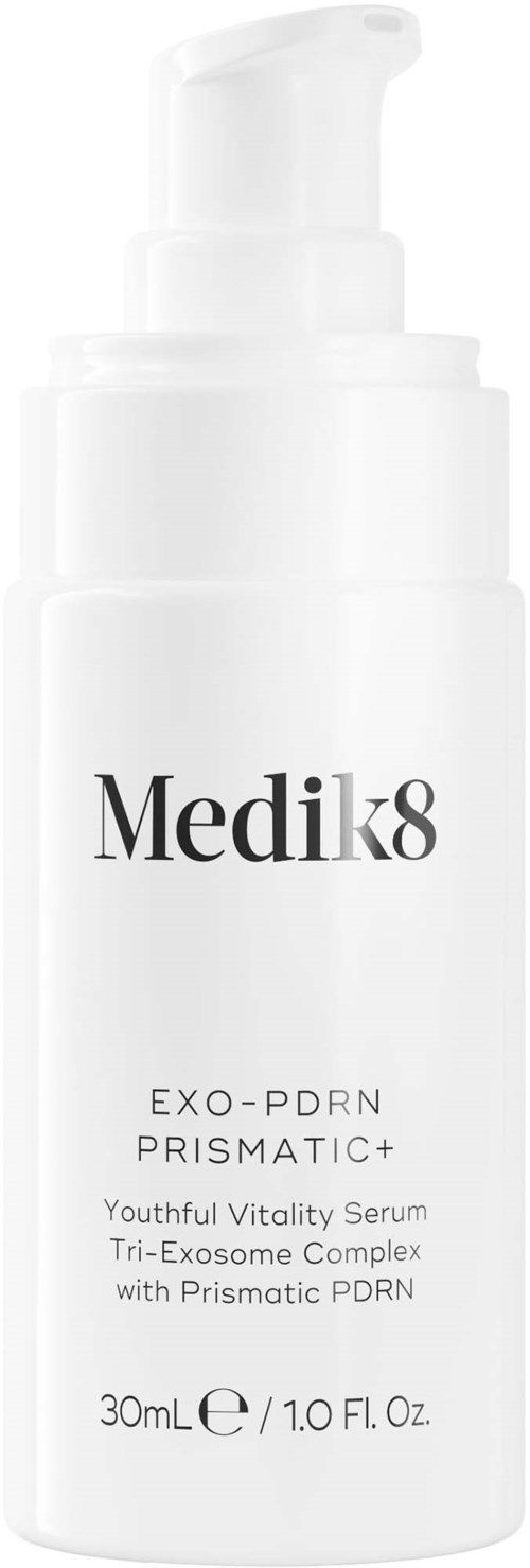 En hvid flaske med pumpe mærket Medik8, indeholdende et hudplejeserum kaldet Exo-PDRN Prismatic Plus, 30 ml.