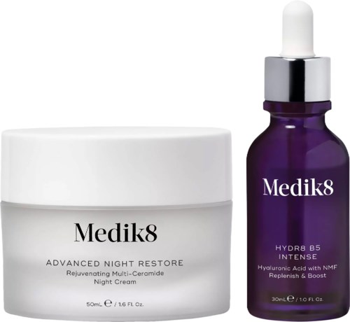 Zwei Hautpflegeprodukte: ein weißer Nachtcreme-Topf und eine lila Pipettenflasche mit Serum.