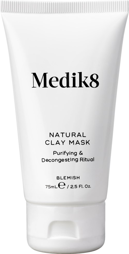 En hvit tube merket Medik8, Natural Clay Mask for urenheter som renser og åpner. Den inneholder 75 ml.