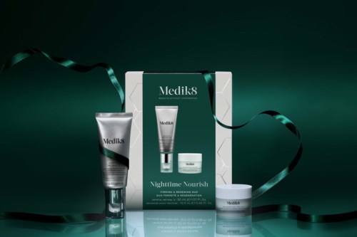 Medik8 Nighttime Yourish hudplejesæt med creme, serum og fugtighedscreme i grøn og hvid emballage, pyntet med sort bånd.