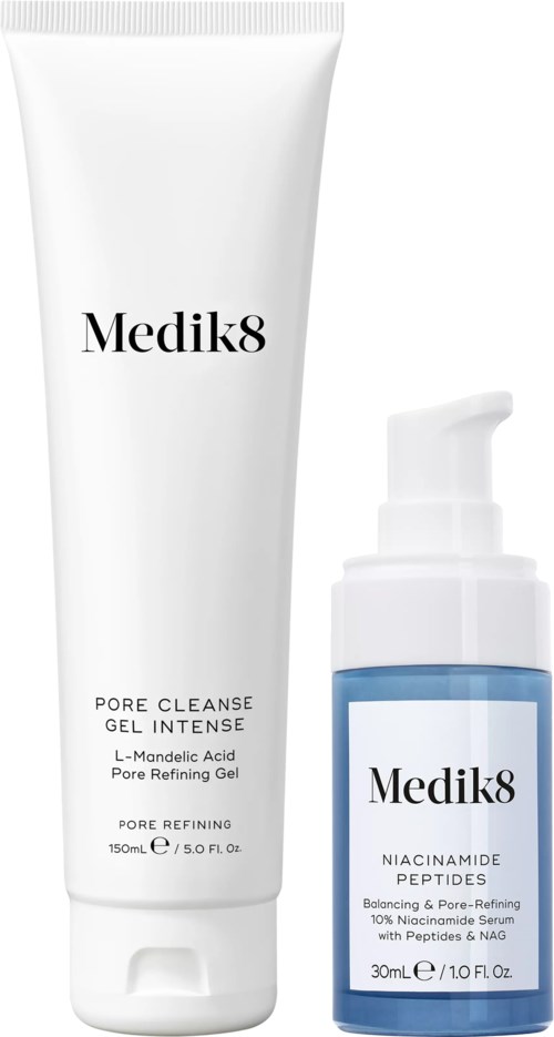 Zwei Hautpflegeprodukte mit Medik8, eines ist ein Porenreinigungs-Gel, das andere ein Niacinamid-Serum.