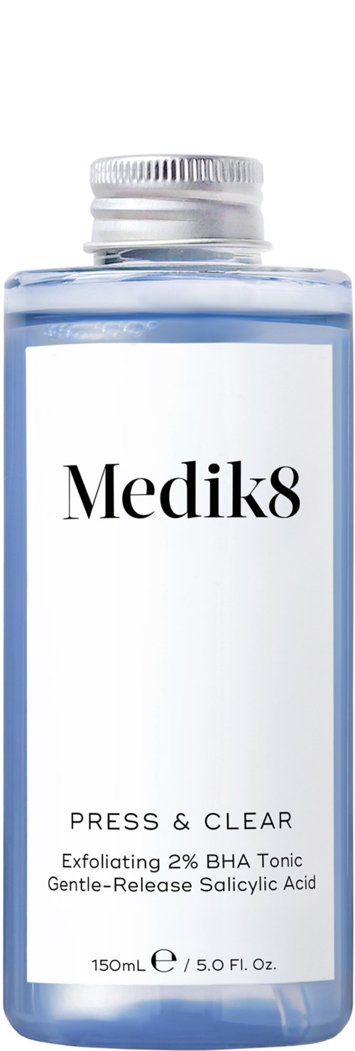 Eine blaue Flasche mit silberner Kappe, etiketti 'Medik8,' enthält Hautpflegeprodukt mit exfolierenden Inhaltsstoffen.