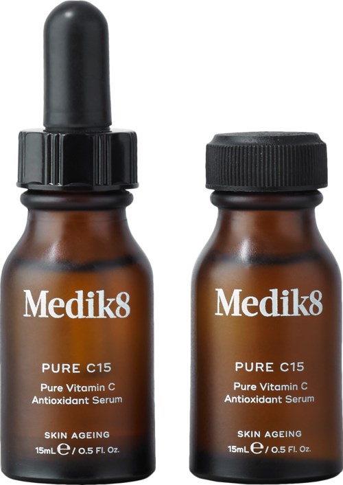 To små brune flasker merket Medik8 Pure C15, vitamin C-serum for aldring, hver inneholder 15 ml.